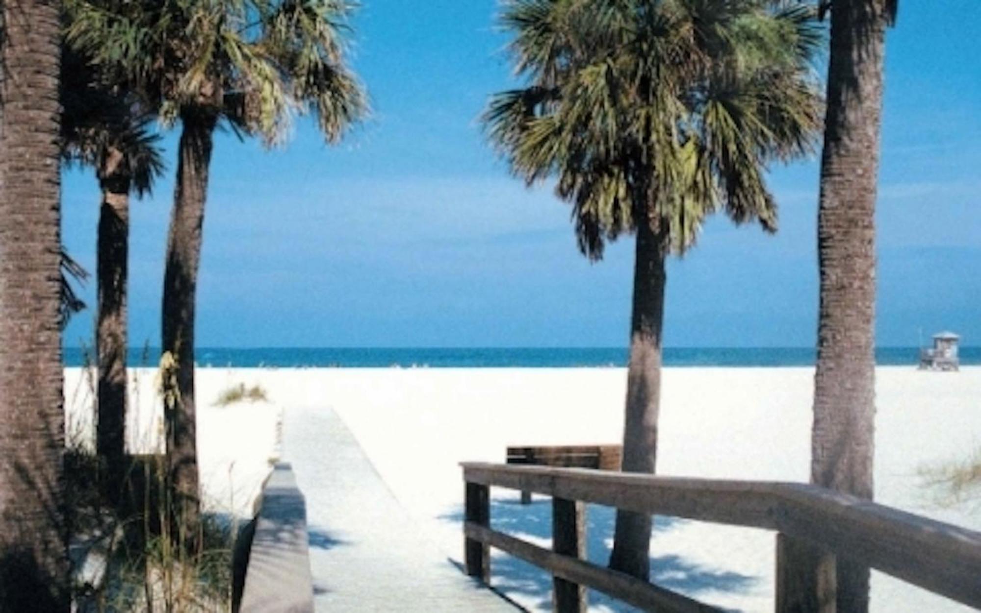 Affordable Two Bedroom Tropical Condo - Private Beach, Pools, Hot Tub Saint Petersburg Eksteriør billede
