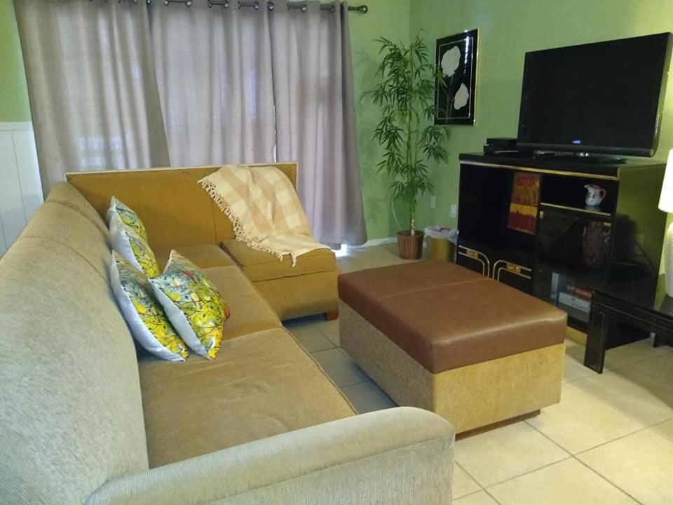 Affordable Two Bedroom Tropical Condo - Private Beach, Pools, Hot Tub Saint Petersburg Eksteriør billede