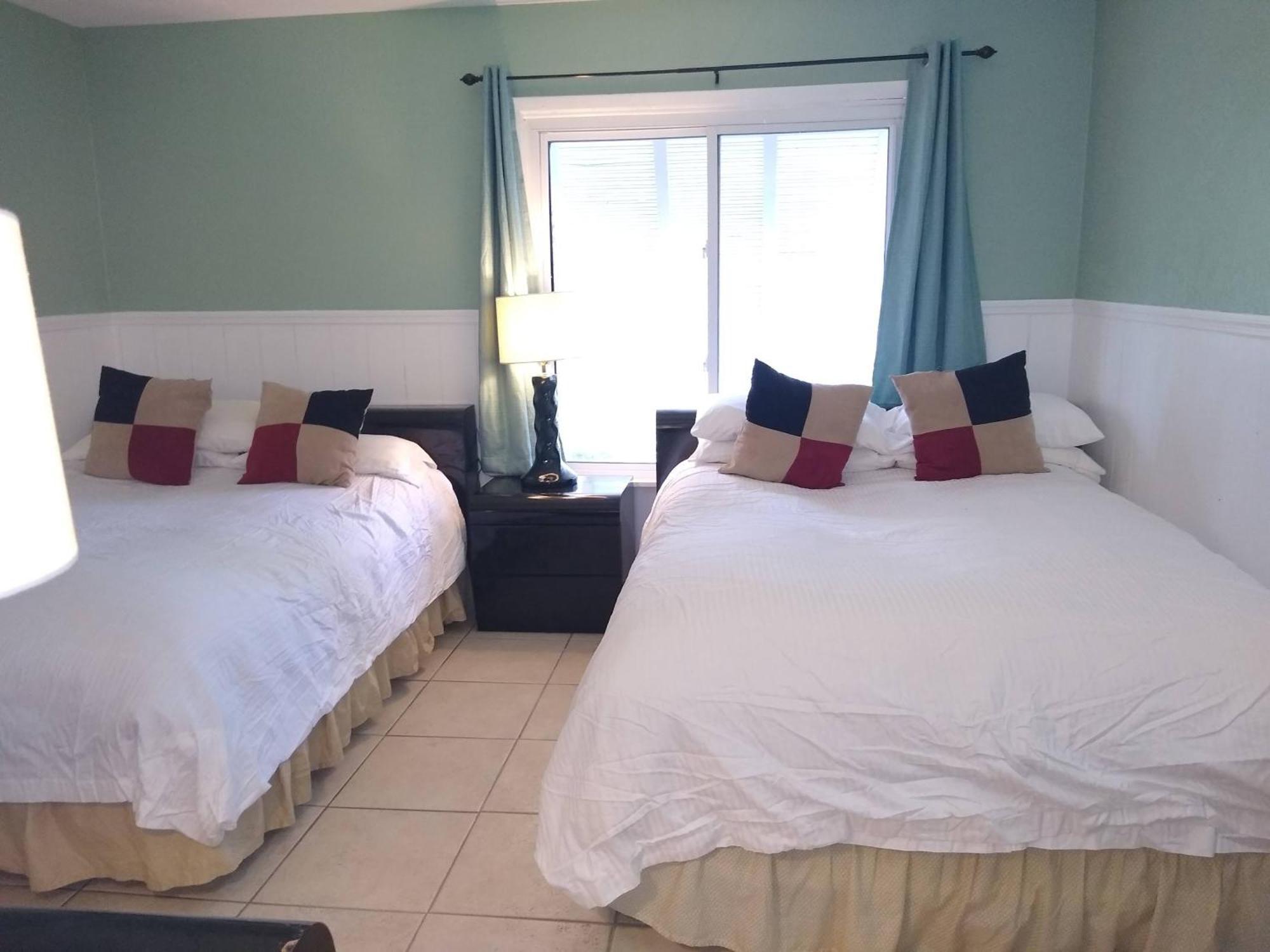 Affordable Two Bedroom Tropical Condo - Private Beach, Pools, Hot Tub Saint Petersburg Eksteriør billede