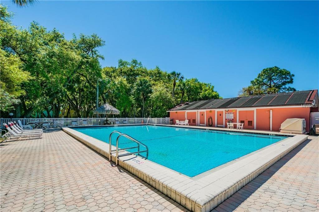 Affordable Two Bedroom Tropical Condo - Private Beach, Pools, Hot Tub Saint Petersburg Eksteriør billede