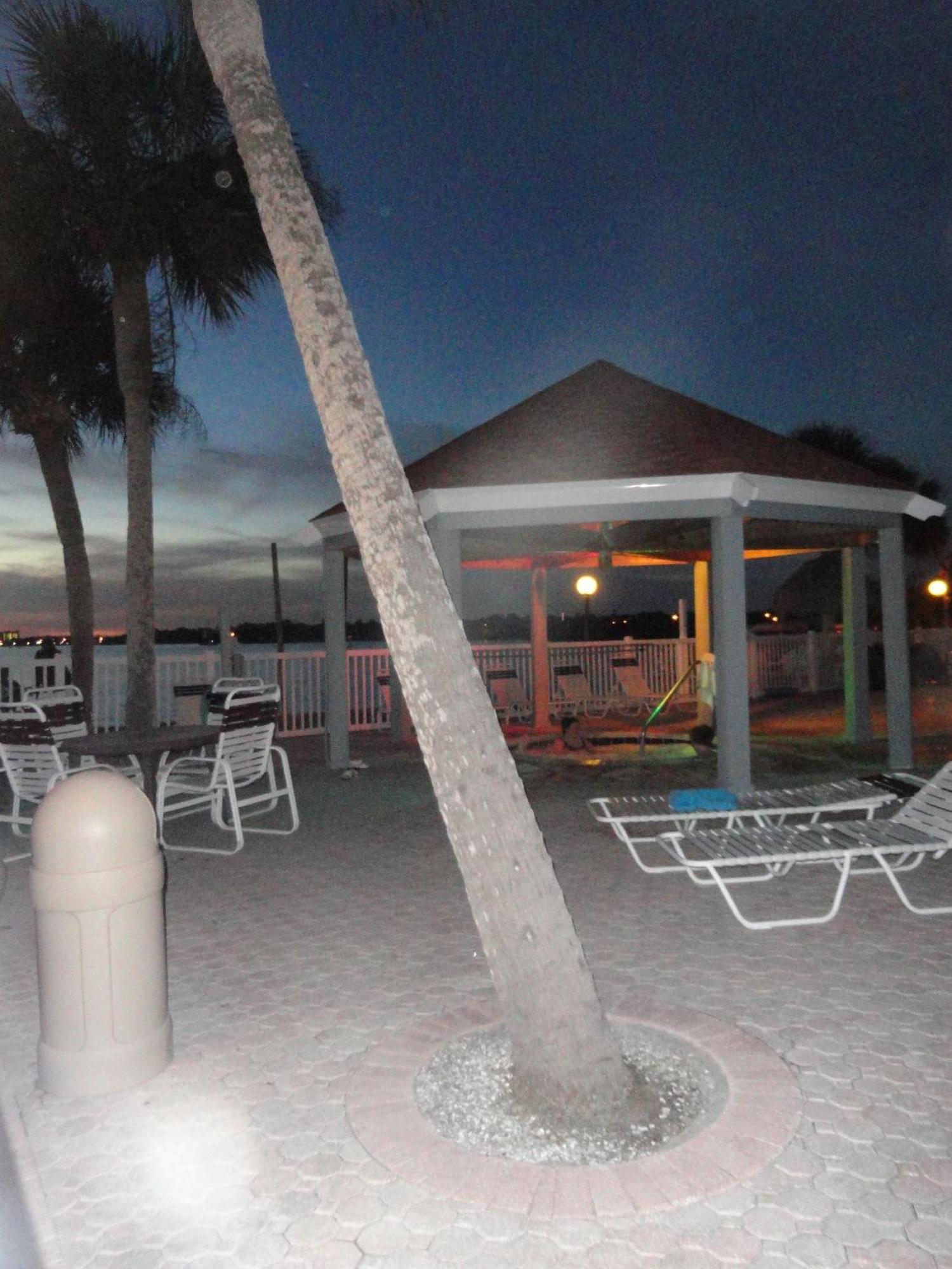 Affordable Two Bedroom Tropical Condo - Private Beach, Pools, Hot Tub Saint Petersburg Eksteriør billede