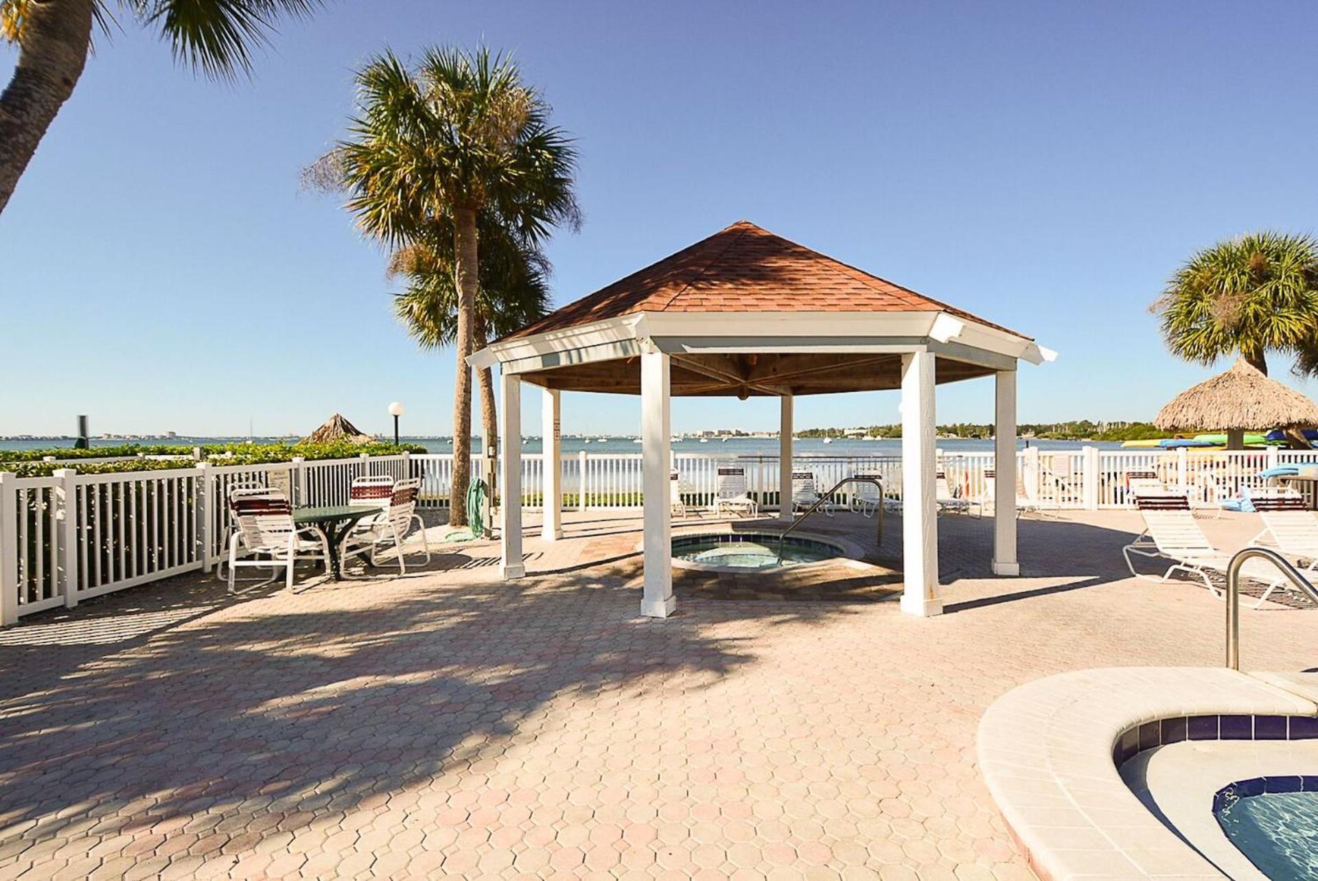 Affordable Two Bedroom Tropical Condo - Private Beach, Pools, Hot Tub Saint Petersburg Eksteriør billede