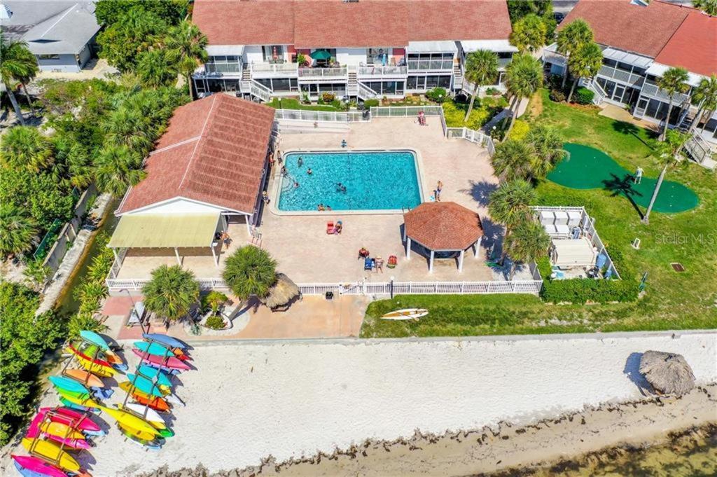 Affordable Two Bedroom Tropical Condo - Private Beach, Pools, Hot Tub Saint Petersburg Eksteriør billede