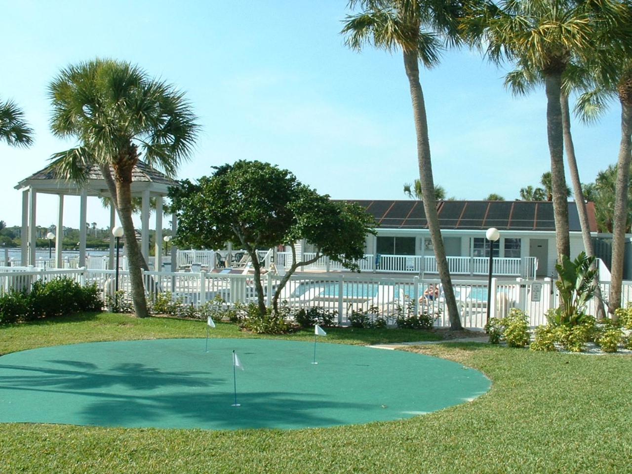 Affordable Two Bedroom Tropical Condo - Private Beach, Pools, Hot Tub Saint Petersburg Eksteriør billede
