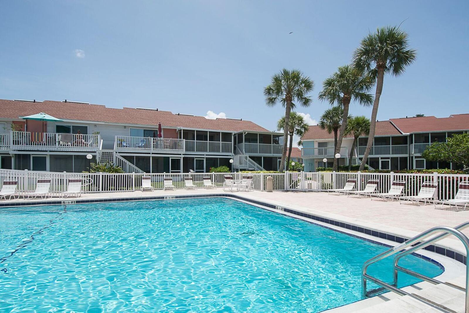 Affordable Two Bedroom Tropical Condo - Private Beach, Pools, Hot Tub Saint Petersburg Eksteriør billede