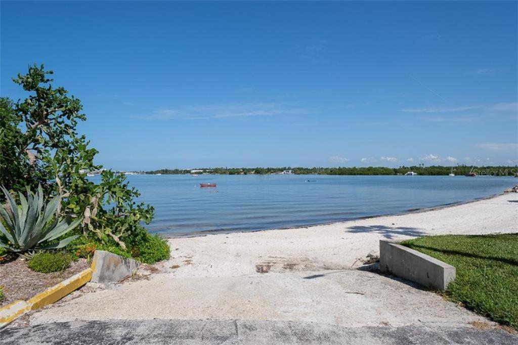 Affordable Two Bedroom Tropical Condo - Private Beach, Pools, Hot Tub Saint Petersburg Eksteriør billede