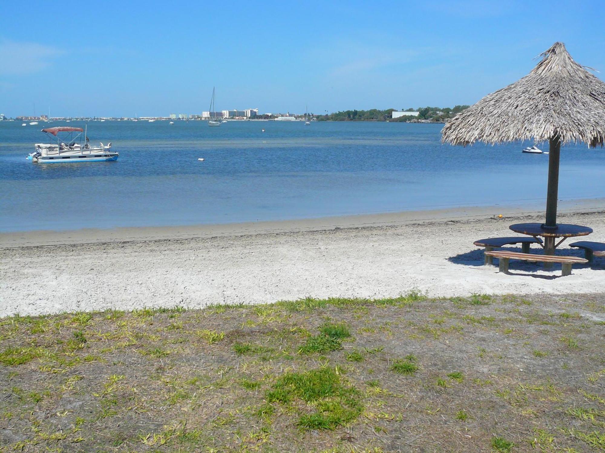 Affordable Two Bedroom Tropical Condo - Private Beach, Pools, Hot Tub Saint Petersburg Eksteriør billede