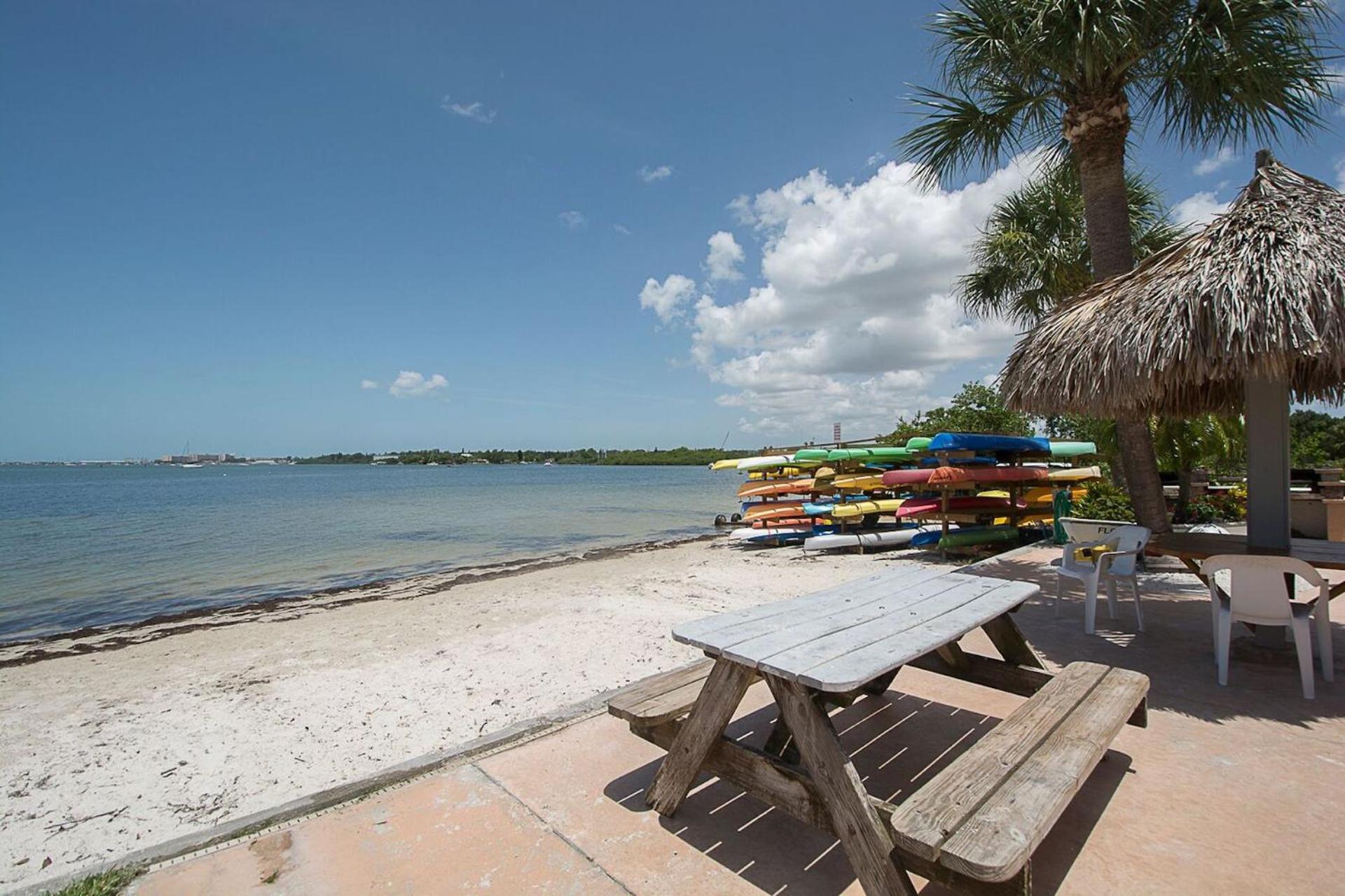 Affordable Two Bedroom Tropical Condo - Private Beach, Pools, Hot Tub Saint Petersburg Eksteriør billede