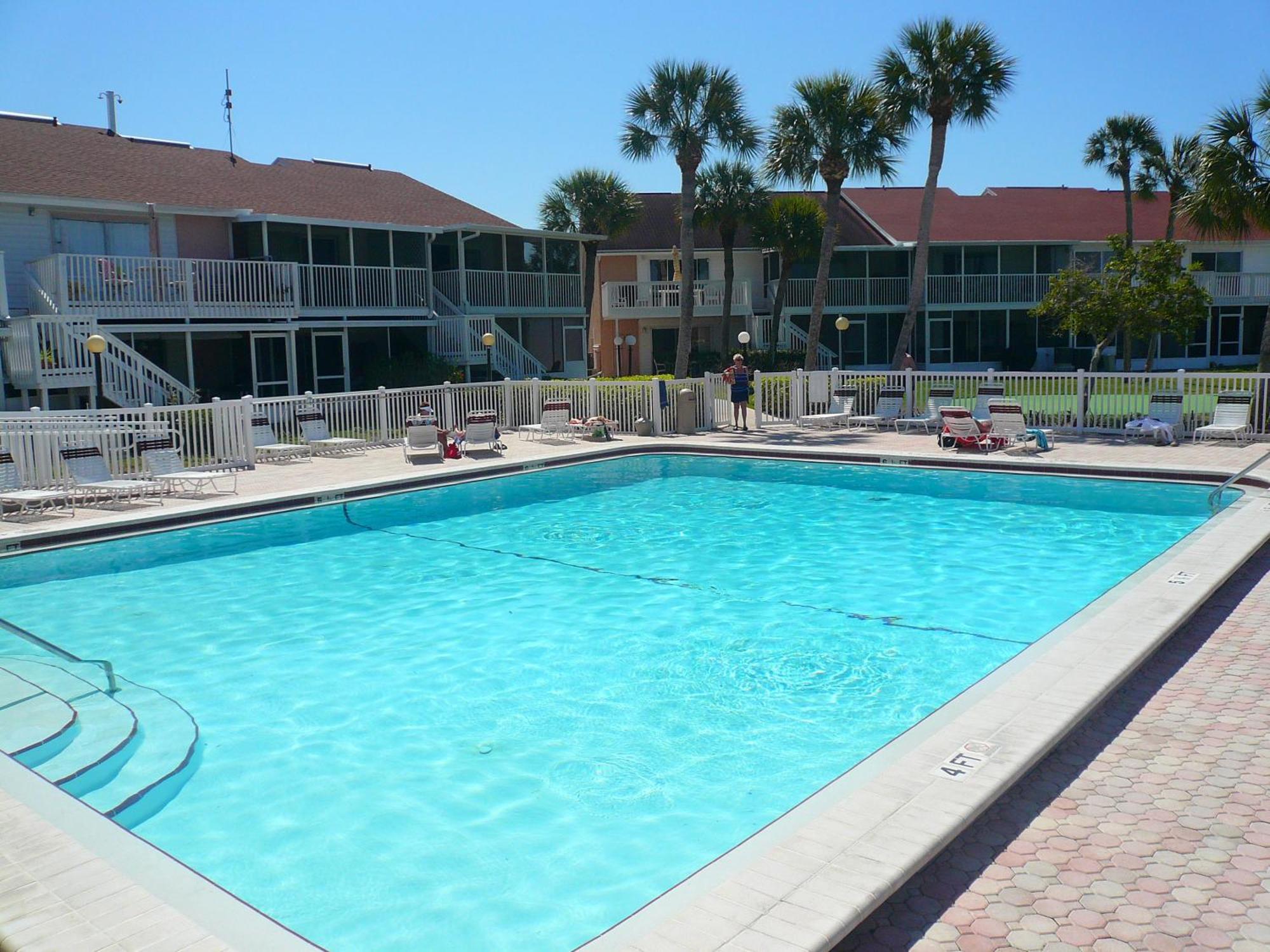 Affordable Two Bedroom Tropical Condo - Private Beach, Pools, Hot Tub Saint Petersburg Eksteriør billede