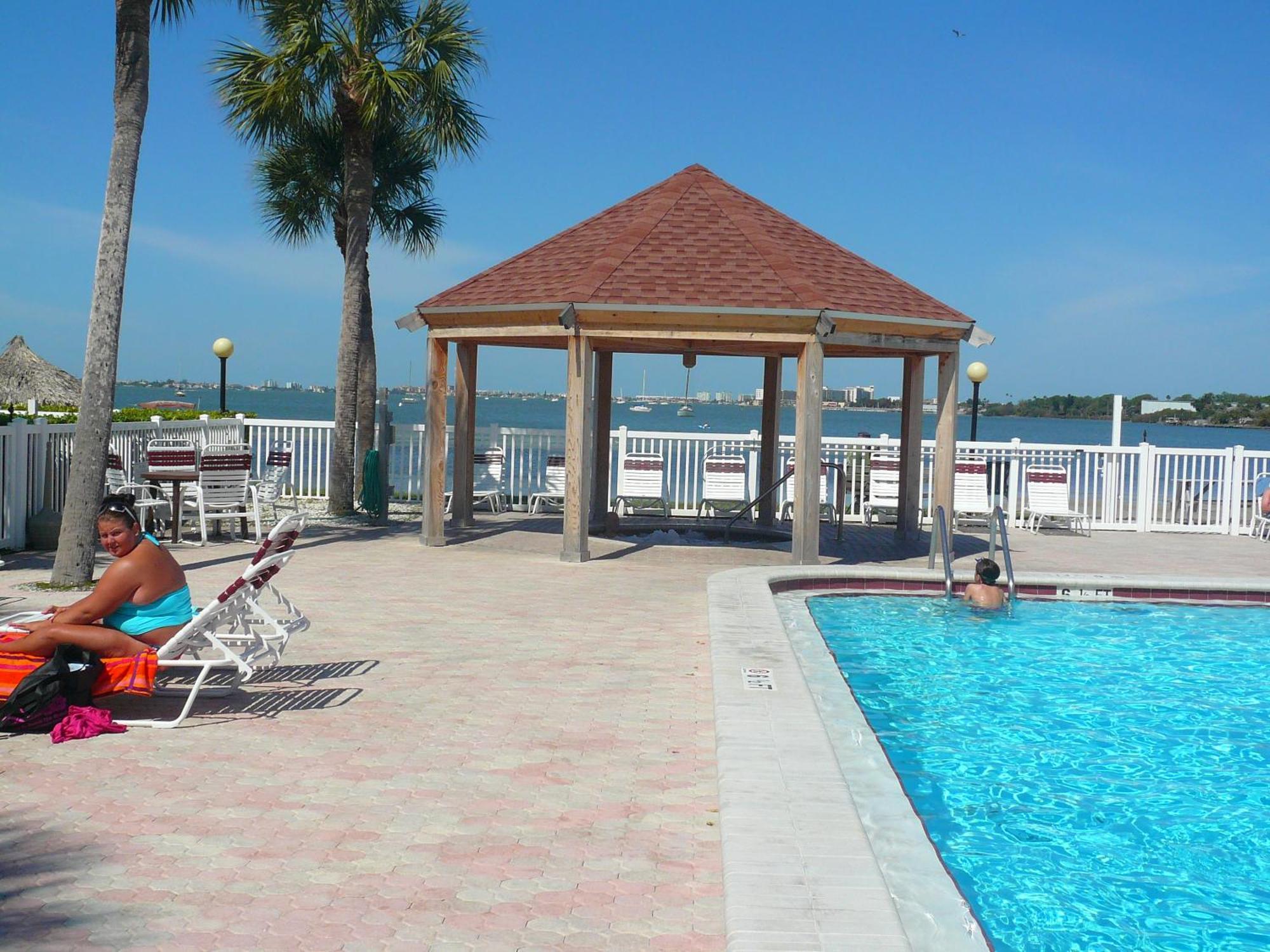 Affordable Two Bedroom Tropical Condo - Private Beach, Pools, Hot Tub Saint Petersburg Eksteriør billede