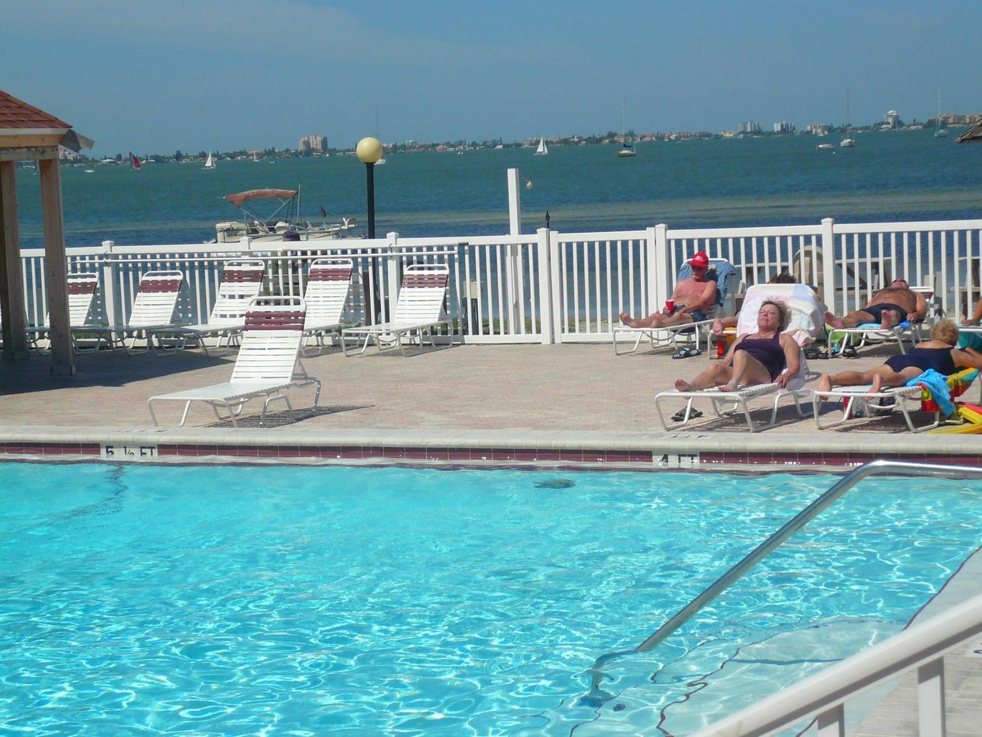 Affordable Two Bedroom Tropical Condo - Private Beach, Pools, Hot Tub Saint Petersburg Eksteriør billede