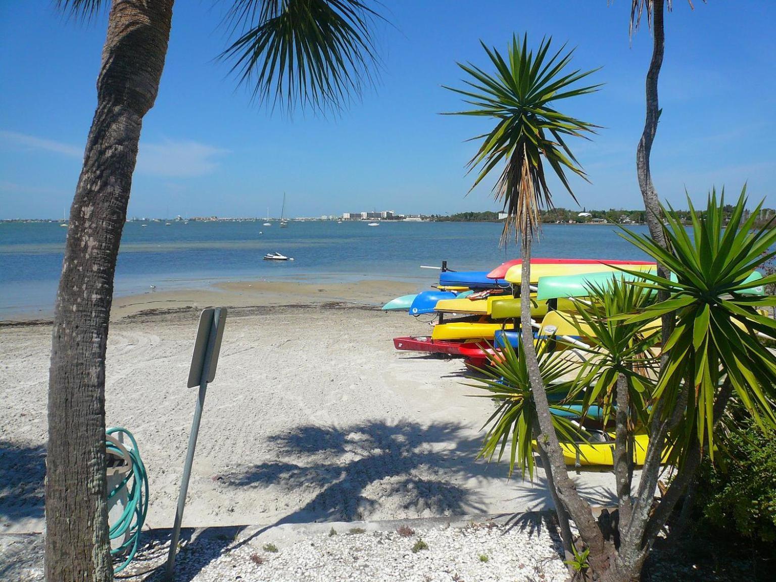 Affordable Two Bedroom Tropical Condo - Private Beach, Pools, Hot Tub Saint Petersburg Eksteriør billede