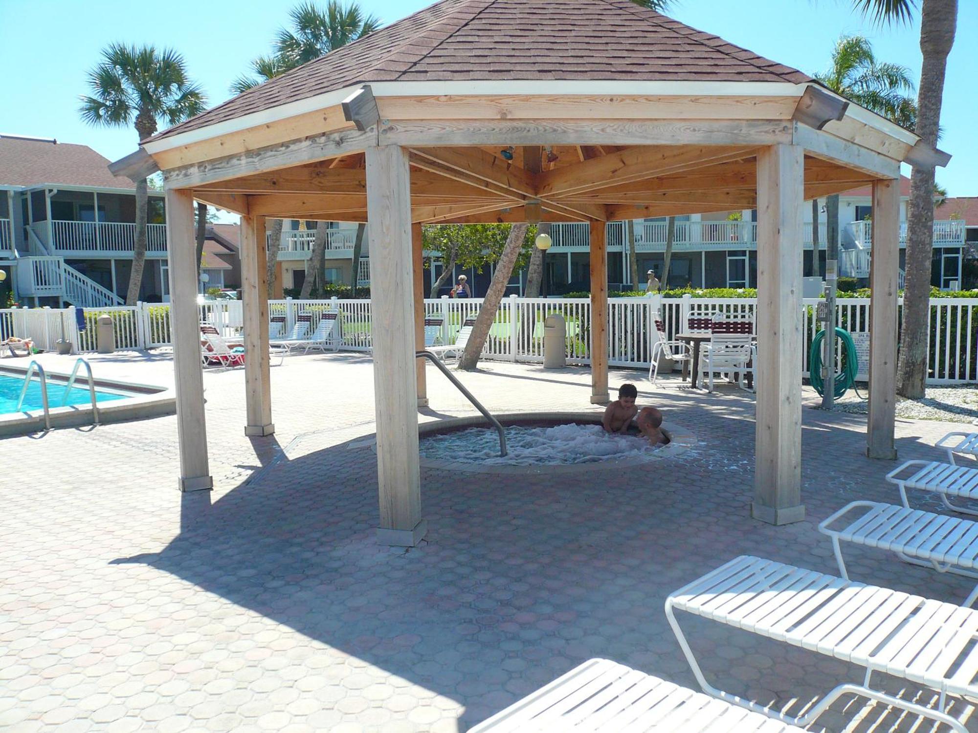 Affordable Two Bedroom Tropical Condo - Private Beach, Pools, Hot Tub Saint Petersburg Eksteriør billede