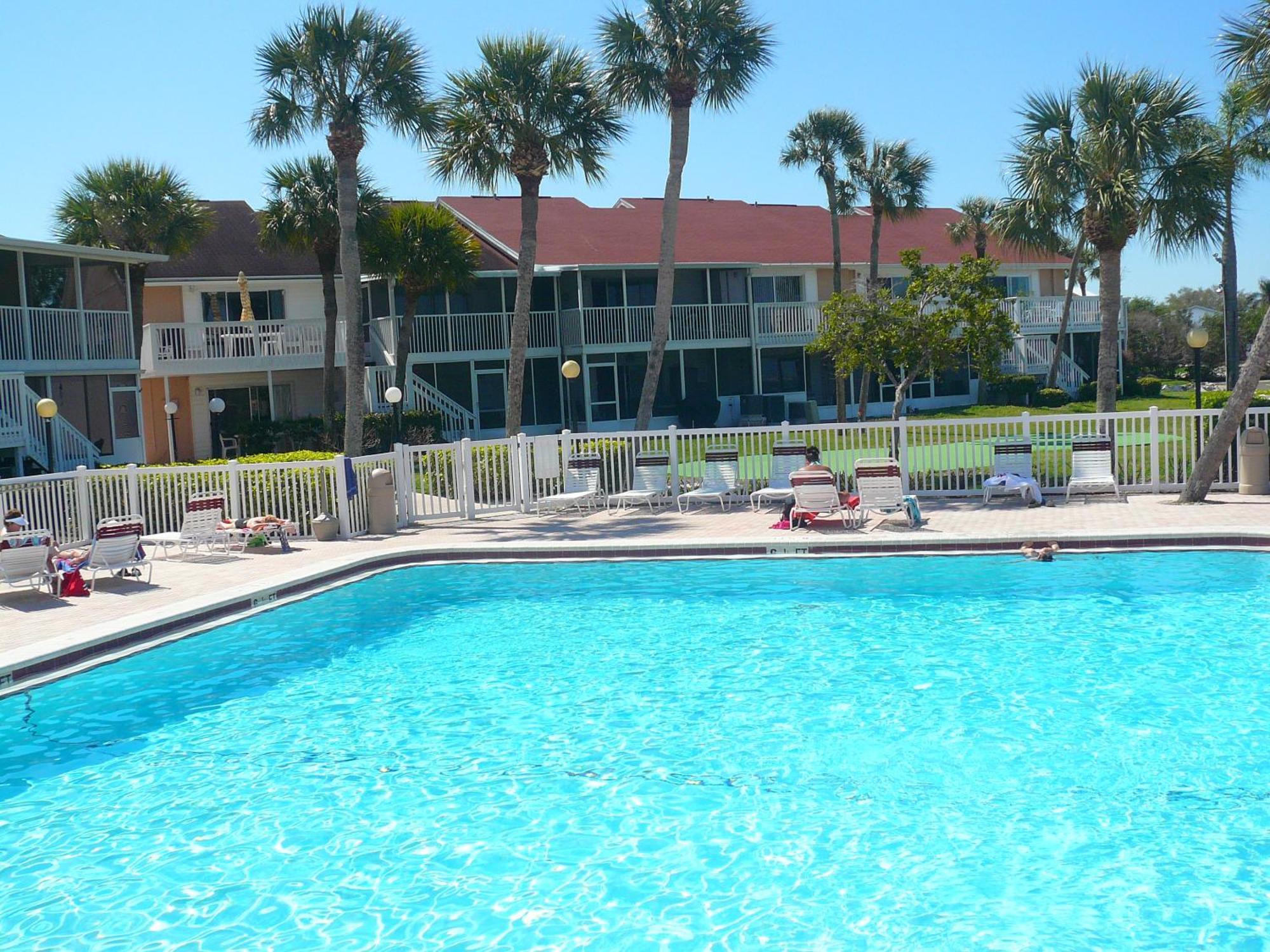 Affordable Two Bedroom Tropical Condo - Private Beach, Pools, Hot Tub Saint Petersburg Eksteriør billede