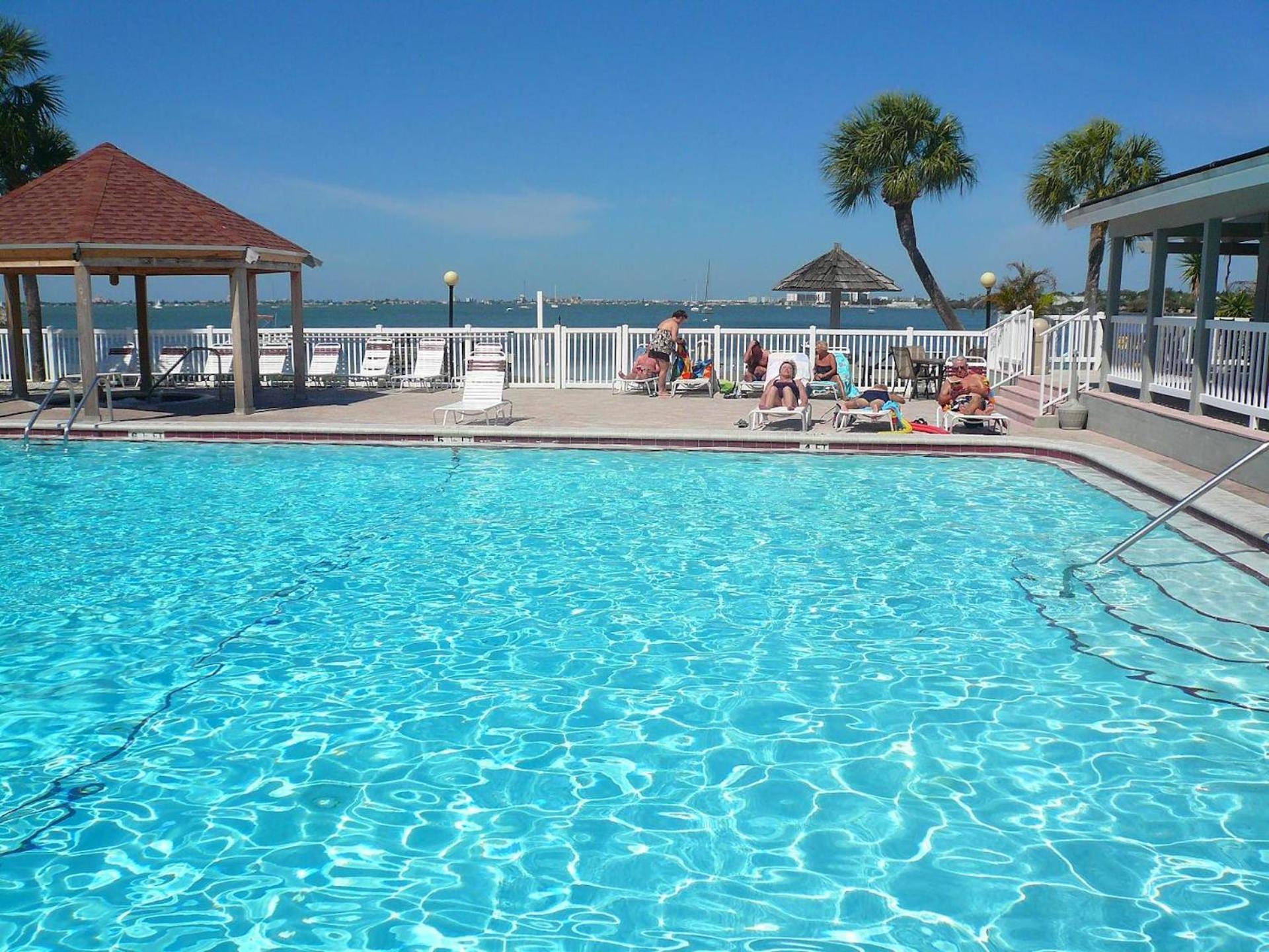 Affordable Two Bedroom Tropical Condo - Private Beach, Pools, Hot Tub Saint Petersburg Eksteriør billede