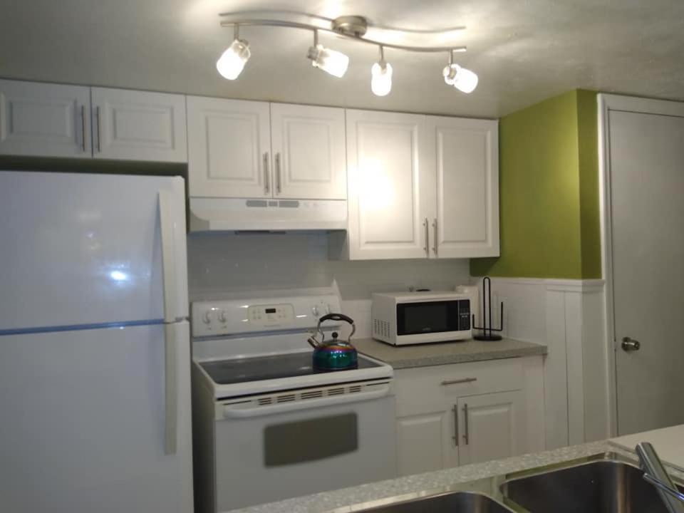Affordable Two Bedroom Tropical Condo - Private Beach, Pools, Hot Tub Saint Petersburg Eksteriør billede