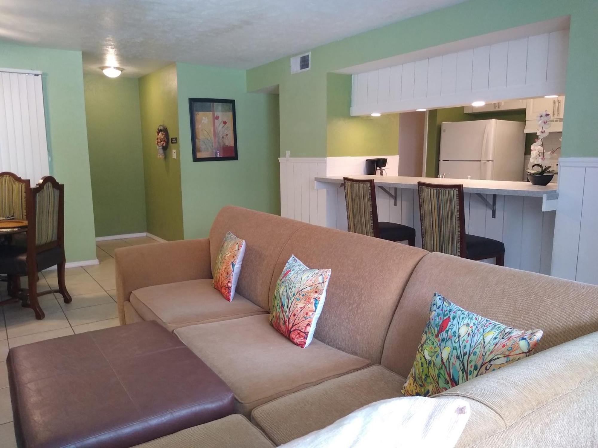 Affordable Two Bedroom Tropical Condo - Private Beach, Pools, Hot Tub Saint Petersburg Eksteriør billede