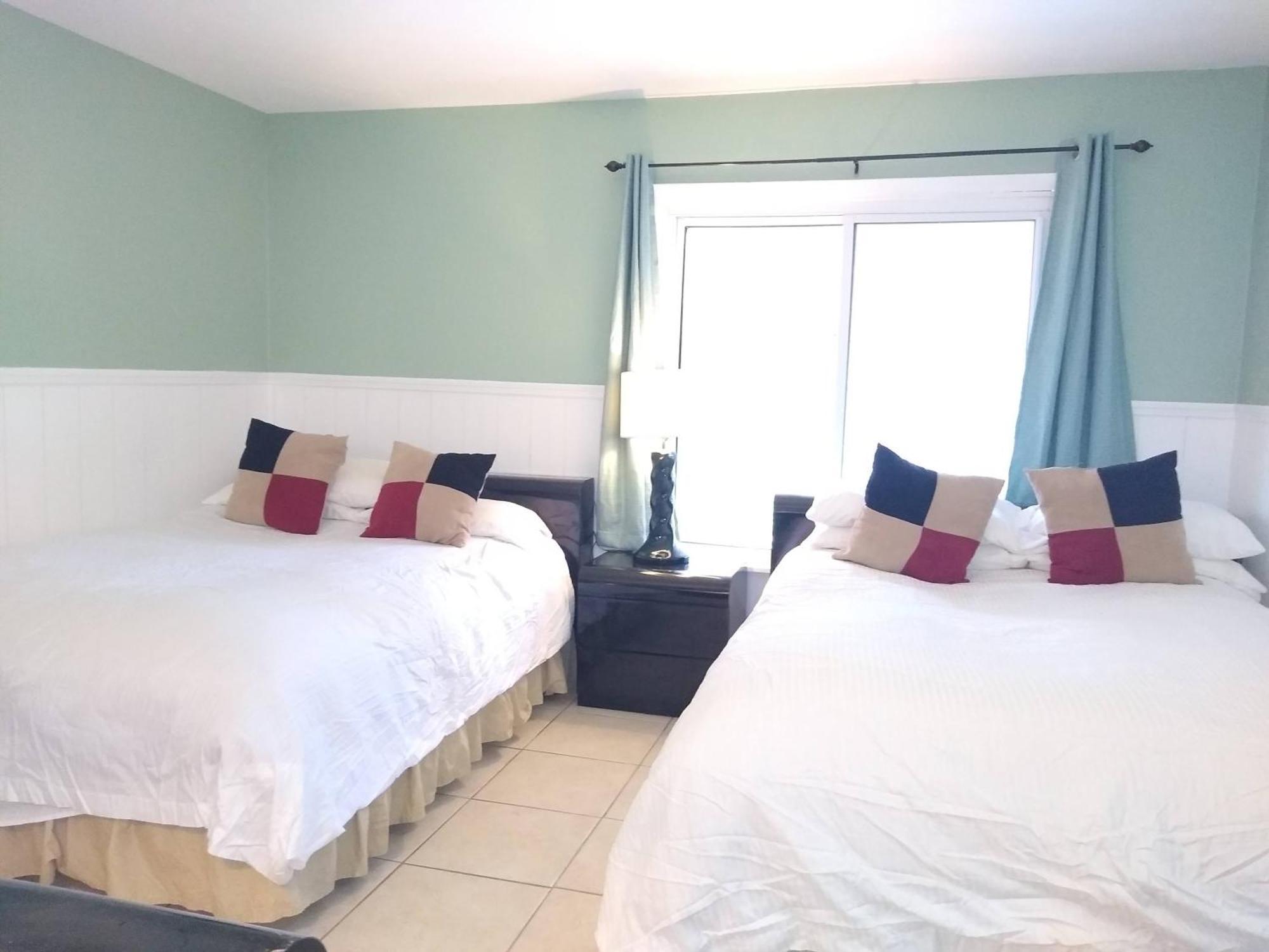 Affordable Two Bedroom Tropical Condo - Private Beach, Pools, Hot Tub Saint Petersburg Eksteriør billede