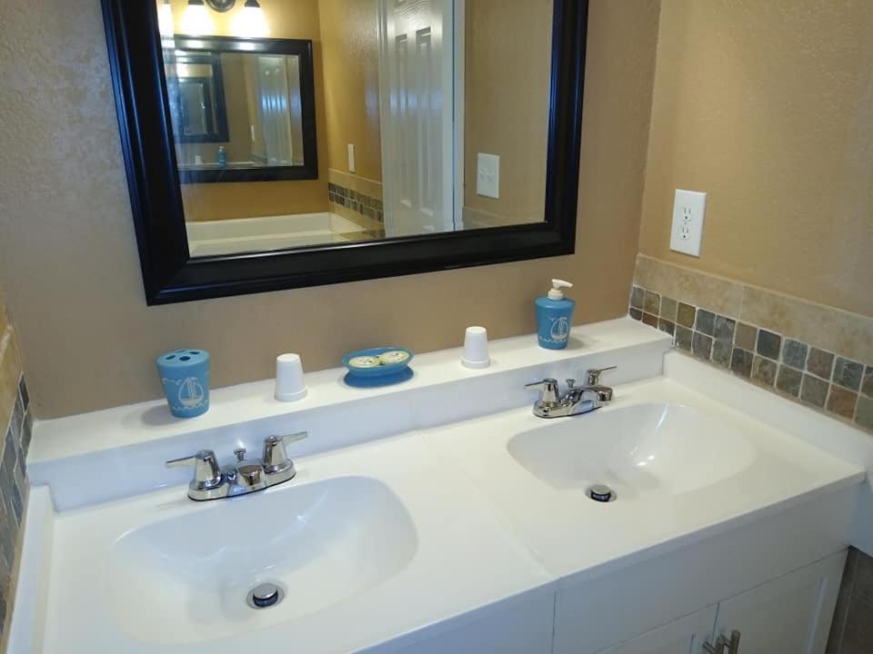 Affordable Two Bedroom Tropical Condo - Private Beach, Pools, Hot Tub Saint Petersburg Eksteriør billede