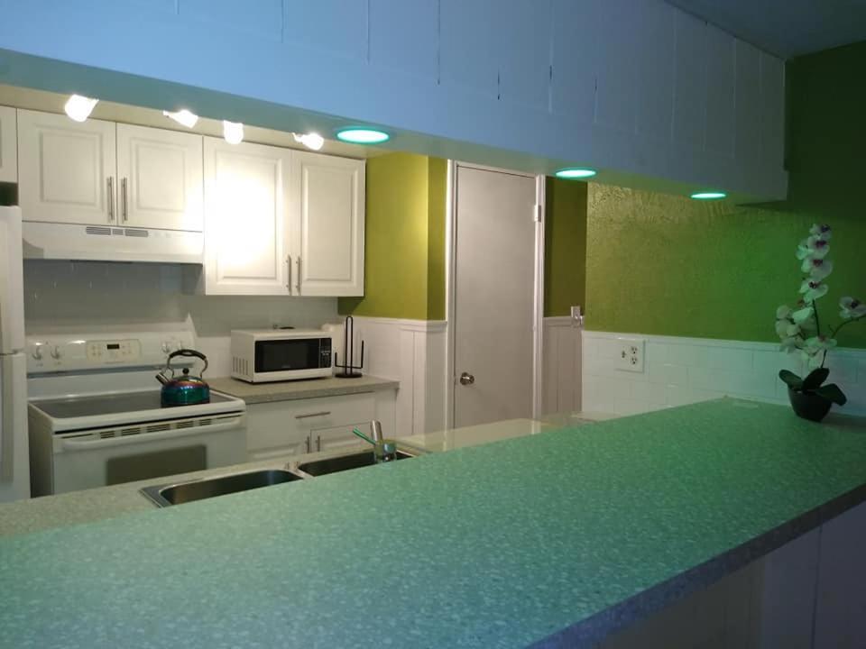 Affordable Two Bedroom Tropical Condo - Private Beach, Pools, Hot Tub Saint Petersburg Eksteriør billede