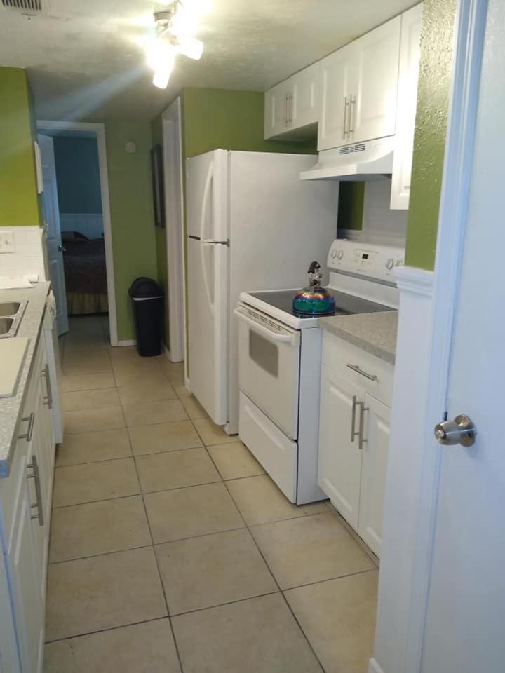 Affordable Two Bedroom Tropical Condo - Private Beach, Pools, Hot Tub Saint Petersburg Eksteriør billede