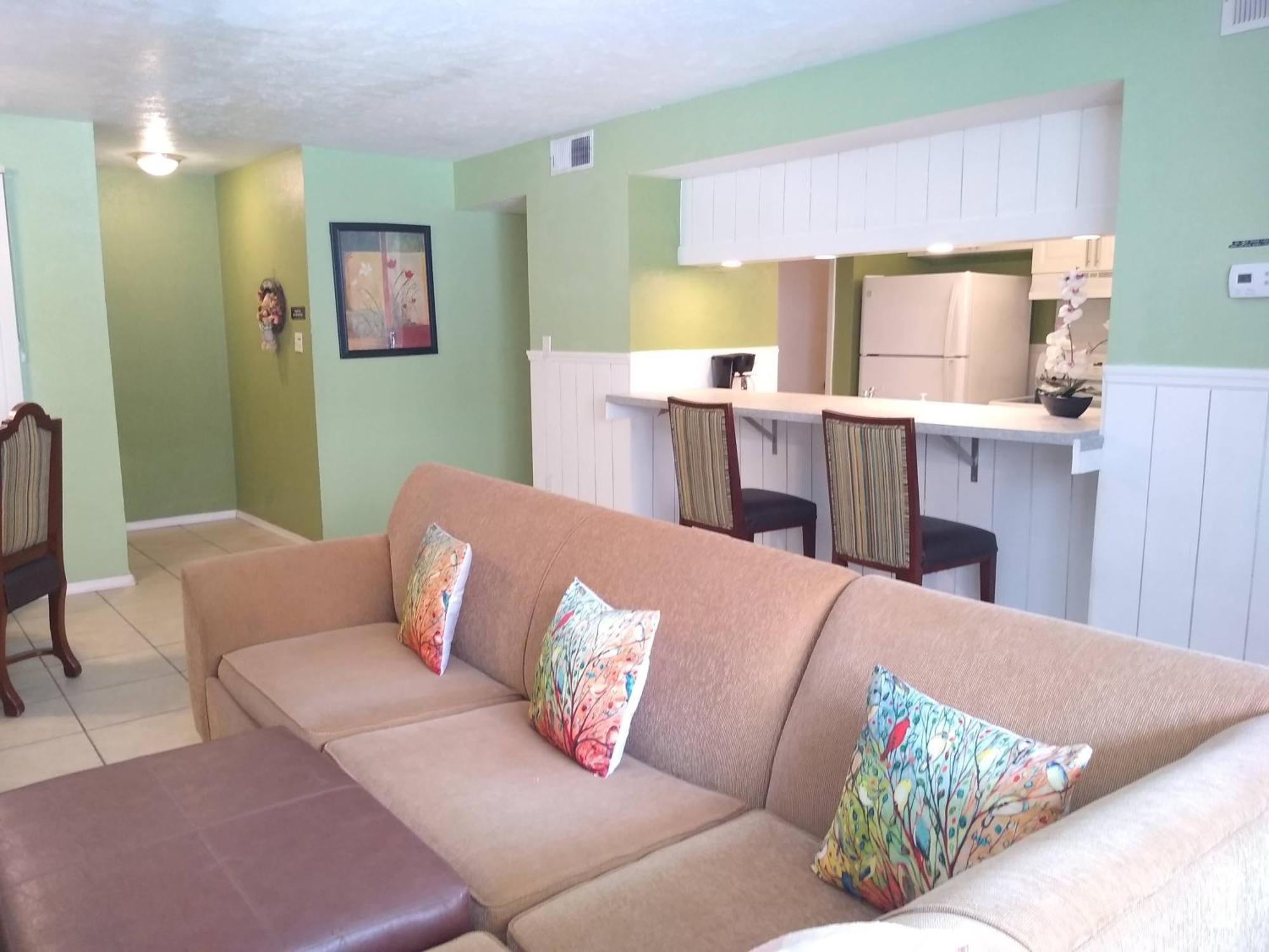 Affordable Two Bedroom Tropical Condo - Private Beach, Pools, Hot Tub Saint Petersburg Eksteriør billede