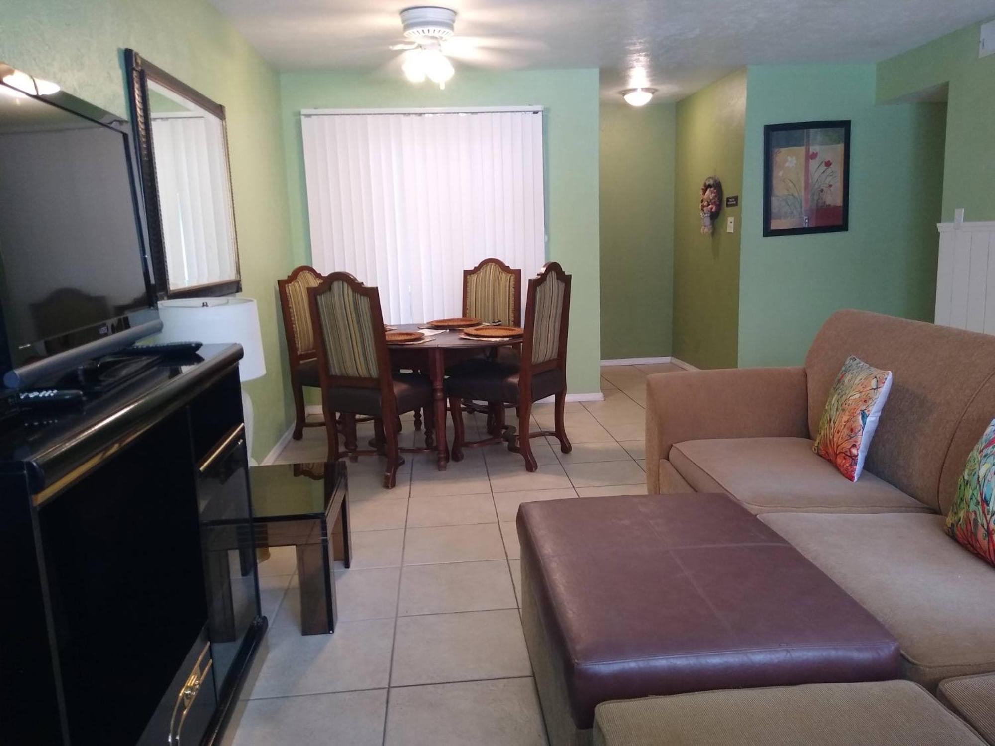 Affordable Two Bedroom Tropical Condo - Private Beach, Pools, Hot Tub Saint Petersburg Eksteriør billede