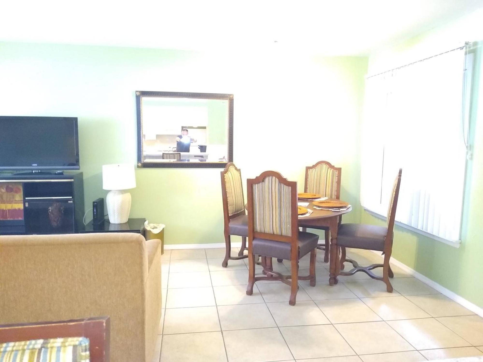 Affordable Two Bedroom Tropical Condo - Private Beach, Pools, Hot Tub Saint Petersburg Eksteriør billede
