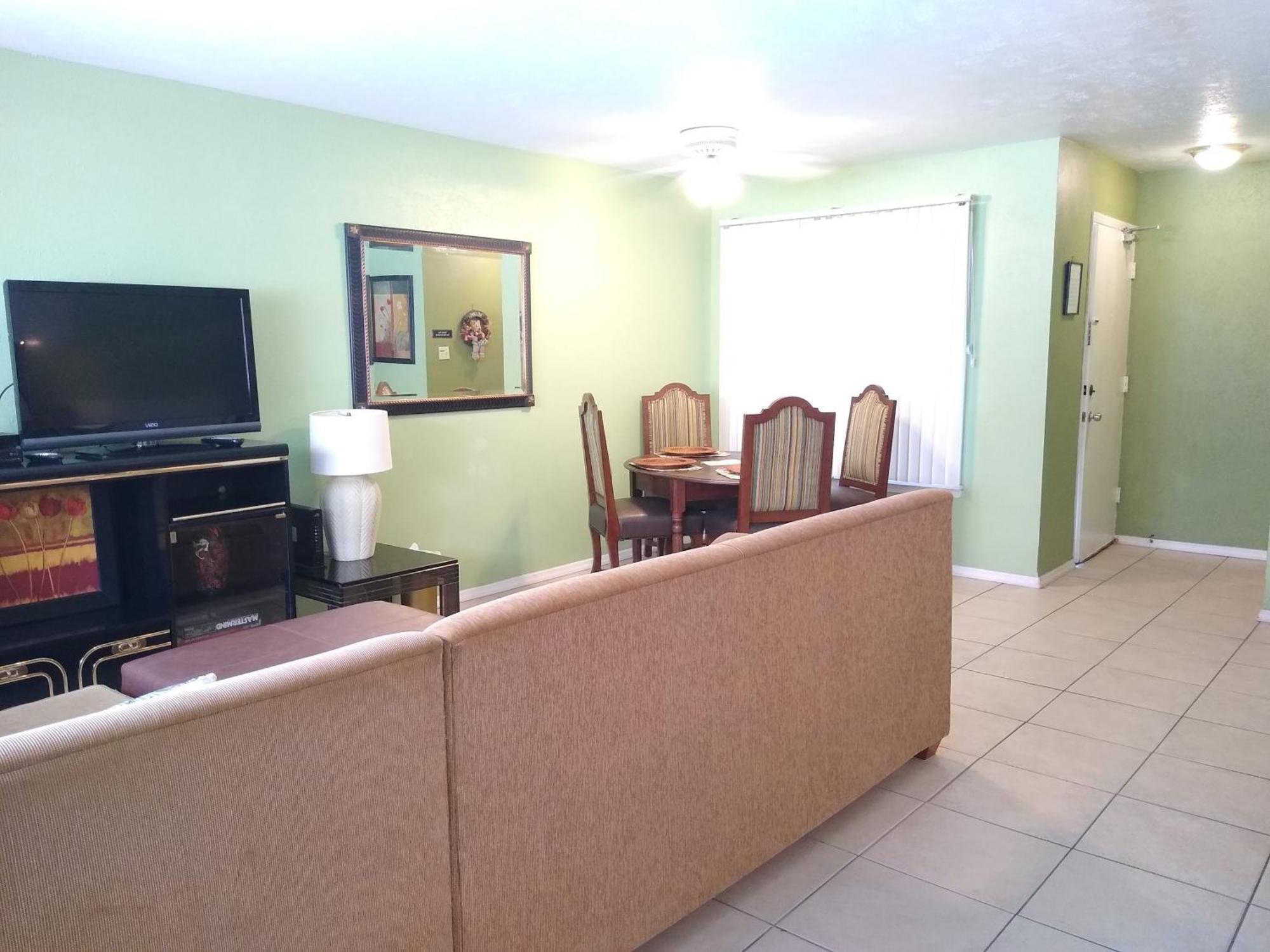 Affordable Two Bedroom Tropical Condo - Private Beach, Pools, Hot Tub Saint Petersburg Eksteriør billede
